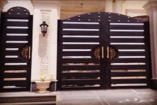 ابواب خشب مع حلوق حديد وشباك حمام امنيوم · ابواب خشب وحلوق جوده وضمانه وامانه